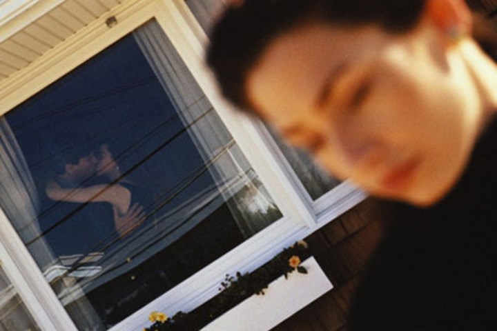 Chồng ngoại tình khi tôi sinh con thứ 3