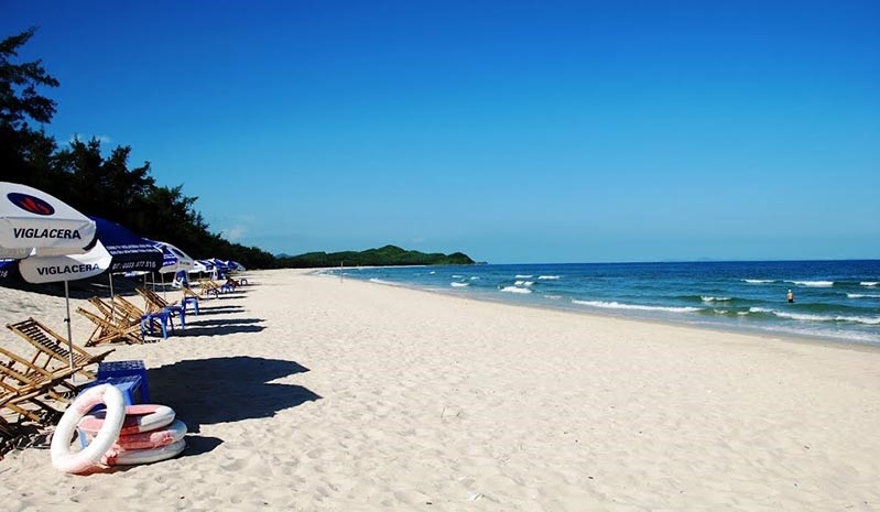 Quan Lạn với bãi cát trắng trải dài và làn nước trong xanh như ngọc