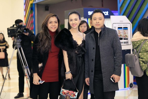 Diễn viên Đinh Ngọc Diệp và chồng tại sự kiện. Cô đảm nhận nhiều khâu từ quá trình sản xuất cho đến hậu kì, truyền thông để chồng yên tâm sáng tạo