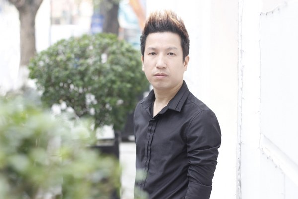 Nhạc sĩ Huy Sinh ra và lớn lên tại Hà Nội, tốt nghiệp Đại học năm 2013 và Thạc sĩ năm 2016 chuyên ngành Sáng tác khoa Lý luận - Sáng tác - Chỉ huy trường Học viện Âm nhạc Quốc gia Việt Nam