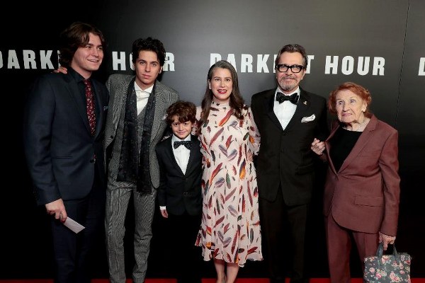 Gary Oldman chiến thắng giải Quả Cầu Vàng với 