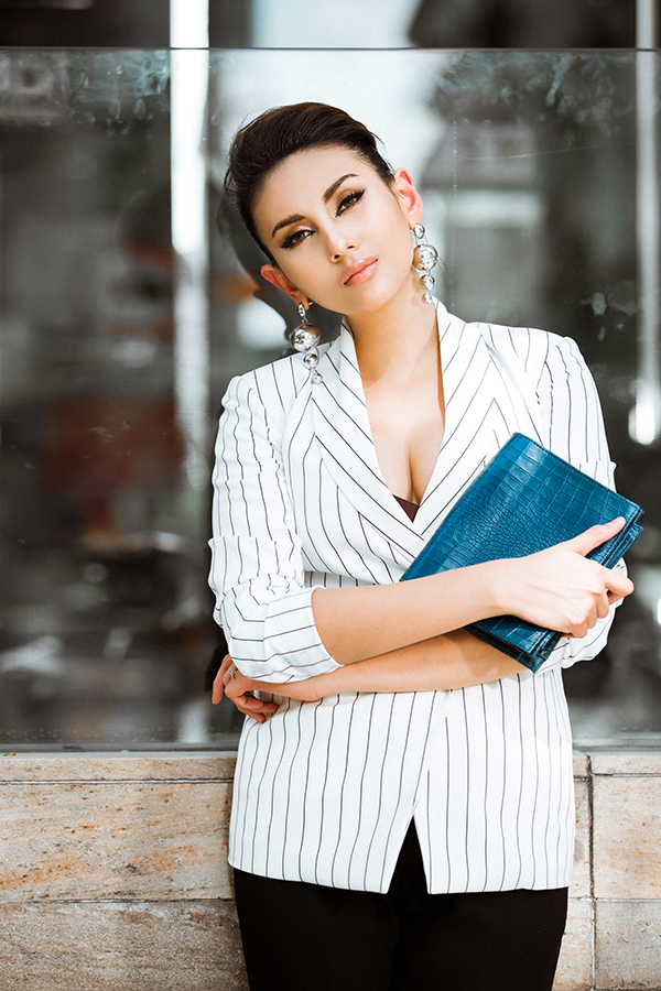 Võ Hoàng Yến đổi gió với phong cách thanh lịch Võ Hoàng Yến đổi gió với phong cách thanh lịch