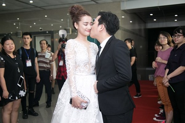 Nhã Phương bóng gió chuyện tình cảm với Trường Giang là tình yêu hay chỉ là cho thiên hạ xem