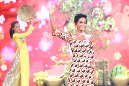 Tân Hoa hậu Hoàn vũ Việt Nam 2017 H’Hen Niê trở lại sàn diễn với tà áo dài