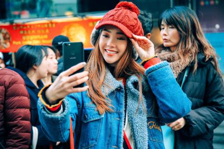 Minh Hằng trẻ trung trên đường phố Hàn Quốc