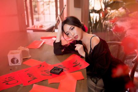 Diệu Nhi nổi bật trong không gian đậm nét Hong Kong