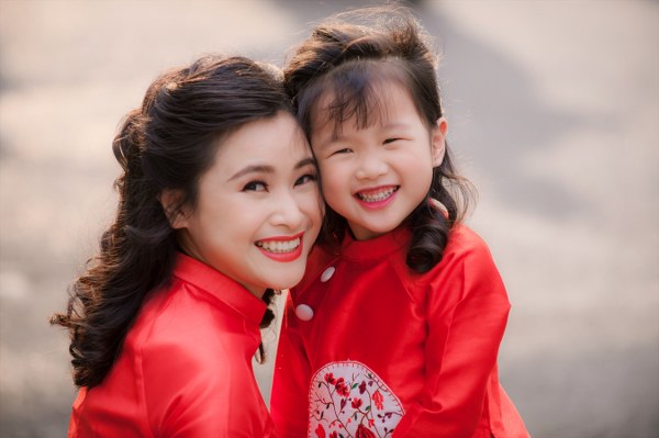 Cùng ngắm bộ ảnh Tết của mẹ con BTV Khánh Ly