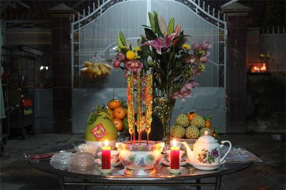 Cúng giao thừa nên cúng trong nhà hay ngoài trời trước?