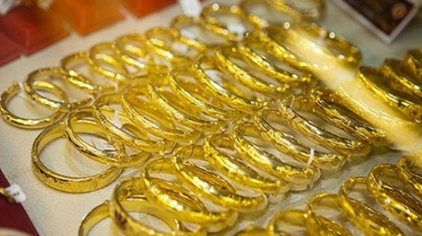 Giá vàng hôm nay 7/3: USD bị bán tháo, vàng tăng vọt