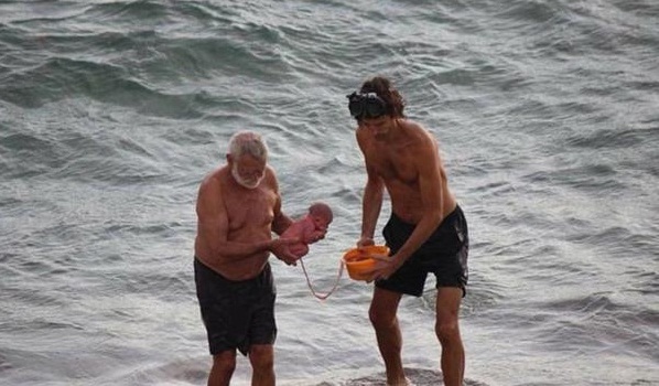 Bà mẹ đẻ con ngay khi đang tắm biển