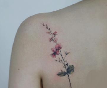 Hình xăm hoa hoa lá nhỏ xinh khiến cô nàng mê mẩn