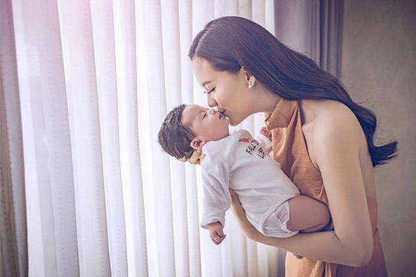 Nàng Hoa hậu gửi clip bế con tập squat