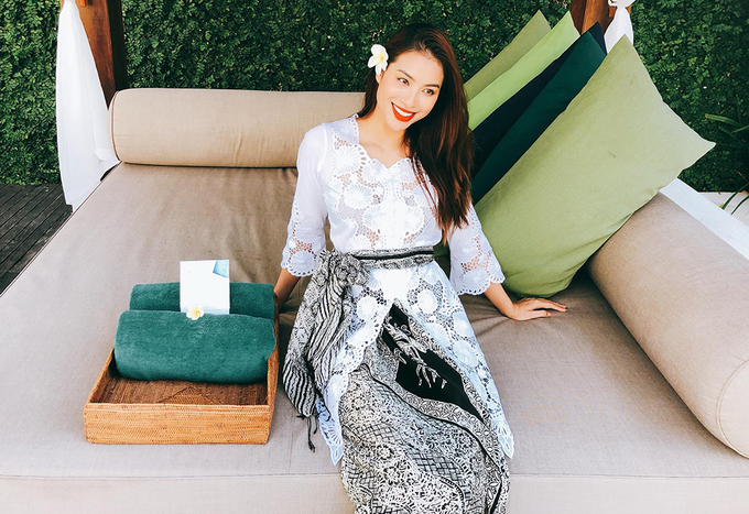 Phạm Hương khác lạ trong bộ Kebaya của Indonesia