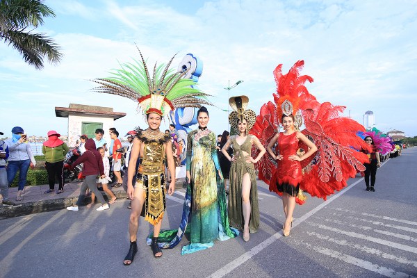 Du khách đổ về Đồng Hới tham gia lễ hội lớn nhất miền Trung