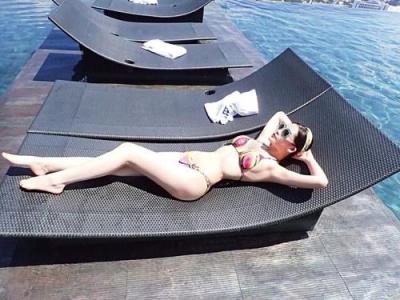 Lê Âu Ngân Anh khoe dáng trong bộ bikini đắt tiền