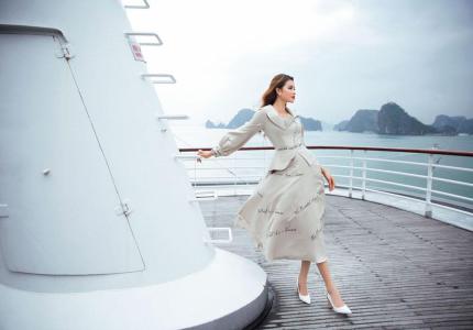 Phạm Hương khoe vẻ đẹp sang chảnh trên du thuyền
