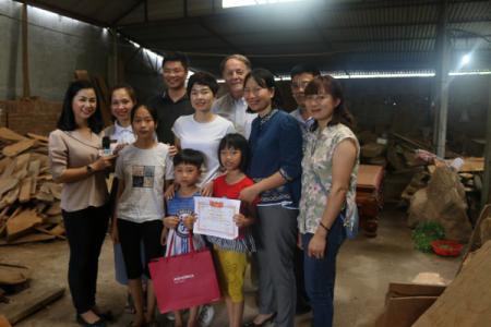 KS Movenpick HN tặng quà trẻ mắc bệnh tim nhân ngày 1/6