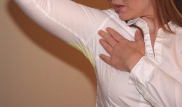 Nguyên liệu quen thuộc giúp chị em loại bỏ vết bẩn do lăn khử mùi để lại trên áo