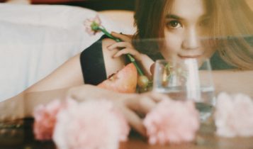 Ngọc Trinh trưởng thành và sâu sắc hơn trong bộ ảnh đánh dấu thanh xuân