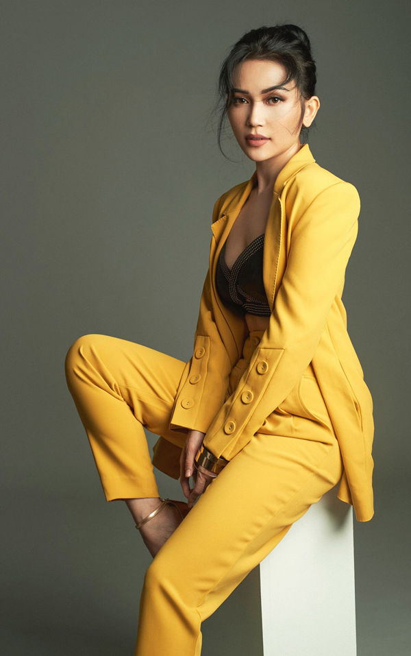 Những chiếc vest truyền thống được biến tấu về phom dáng để trở nên mới mẻ, lạ mắt hơn