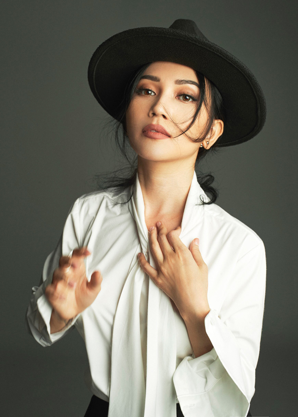 Tuy có chiều cao khiêm tốn, nhưng Sĩ Thanh vẫn biết thu hút sự chú ý của người khác nhờ phong cách thời trang cá tính và thần thái tự tin