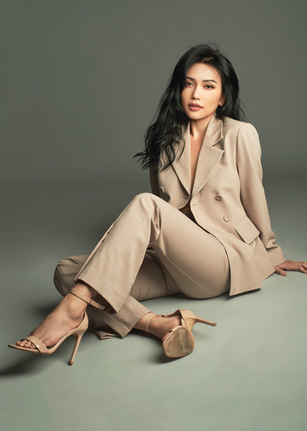 Sĩ Thanh khiến khán giả thích thú với khả năng biến hóa đa dạng: lúc dịu dàng, đằm thắm; khi lại cá tính, nóng bỏng và nổi loạn