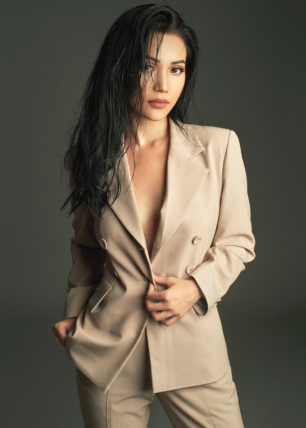 Bộ ảnh được thực hiện với sự hỗ trợ của nhiếp ảnh Nick Nguyễn, trang điểm Kunny Lê, stylist Tô Quốc Sơn.