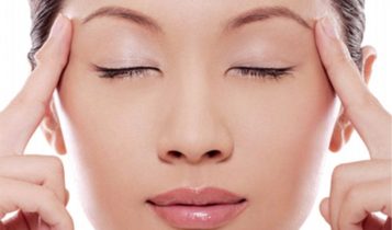 Xoa ấn huyệt chữa sụp mi