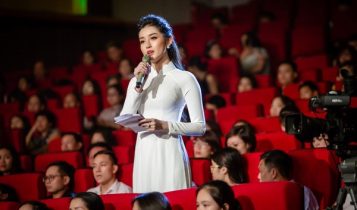 Huyền My mặc áo dài trắng tinh khôi làm MC