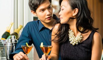 Những lý do phụ nữ đẩy người đàn ông của mình đến với người đàn bà khác