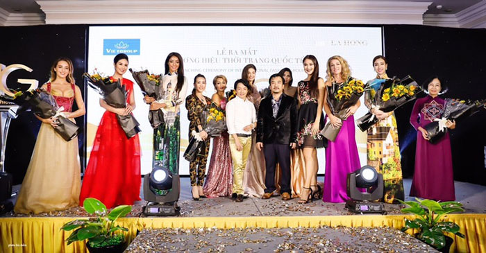 Bà chủ tập đoàn FashionTV trao logo cho tập đoàn Vietgroup thể hiện sự ký kết hợp tác thành công của 2 bên.