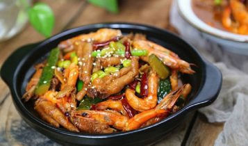 Thực đơn hàng ngày: Chân gà om tôm với dưa leo