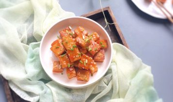 Thực đơn hàng ngày: Đậu phụ chiên xốt chua ngọt đậm đà ngon cơm