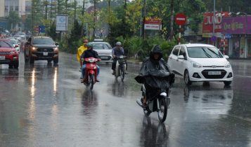 Siêu bão vào Biển Đông, liên tục đổi hướng