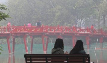 Hà Nội sáng sớm trời lạnh, xuất hiện sương mù nhẹ