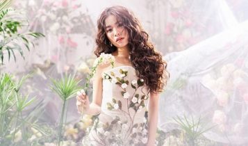 Hoàng Thùy Linh khoe sắc cùng hoa với vẻ đẹp mộc mạc tự nhiên