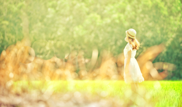 Phụ nữ đau khổ tự ru mình trên chiếc giường của cuộc hôn nhân đã chết