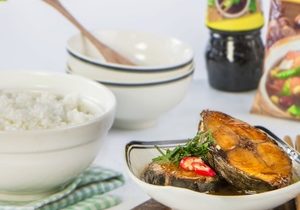 Thực đơn hàng ngày: Cá thu kho lá trà xanh