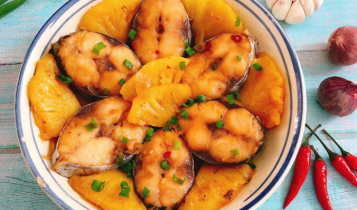 Thực đơn hàng ngày: Món ăn thích hợp cho ngày đông – Cá thu kho dứa