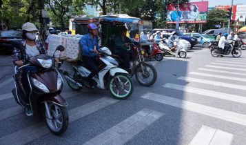 Hà Nội sáng sớm sương mù nhẹ, trưa trời hửng nắng