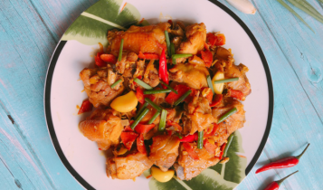 Thực đơn hàng ngày: Gà kho sả nghệ hít hà mùi thơm, đậm đà mùi vị