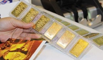 Giá vàng hôm nay 10/1: USD giảm, vàng treo giá mức cao