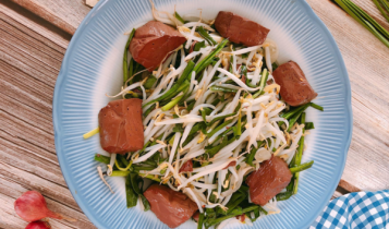 Thực đơn hàng ngày: Tiết lợn xào giá đủ chất