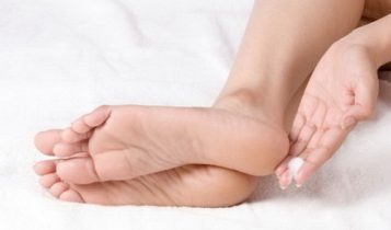 Nứt gót chân ngày đông chăm sóc như thế nào?