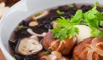 Thực đơn hàng ngày: Canh rong biển nấu nấm chay
