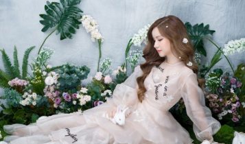 Á hậu Huyền Cò tạo dáng cùng hoa hồng và thỏ trắng