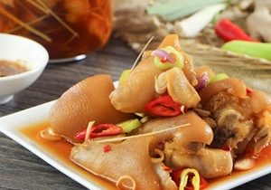 Thực đơn hàng ngày: Chân giò ngâm kiểu Thái