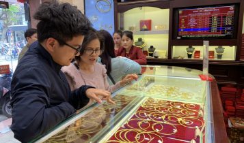 Giá vàng chiếm đỉnh cao, vẫn đà tăng lên