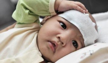 Điều không nên làm khi con bị sốt