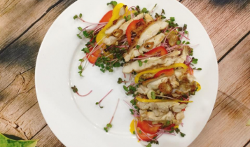 Thực đơn hàng ngày: Salad đùi gà ớt chuông